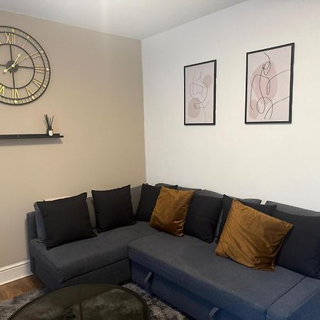 Home Sweet Home In Rg1 With Free Parking Reading Bagian luar foto
