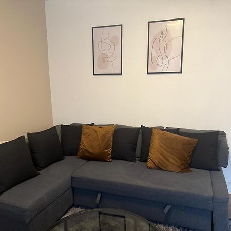 Home Sweet Home In Rg1 With Free Parking Reading Bagian luar foto