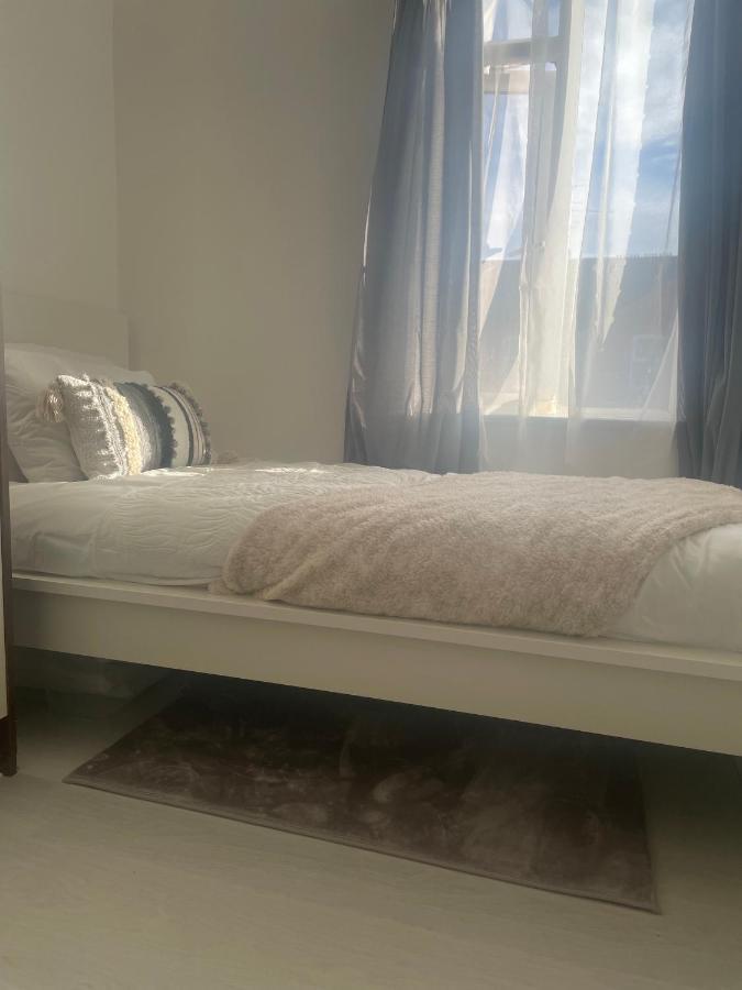 Home Sweet Home In Rg1 With Free Parking Reading Bagian luar foto