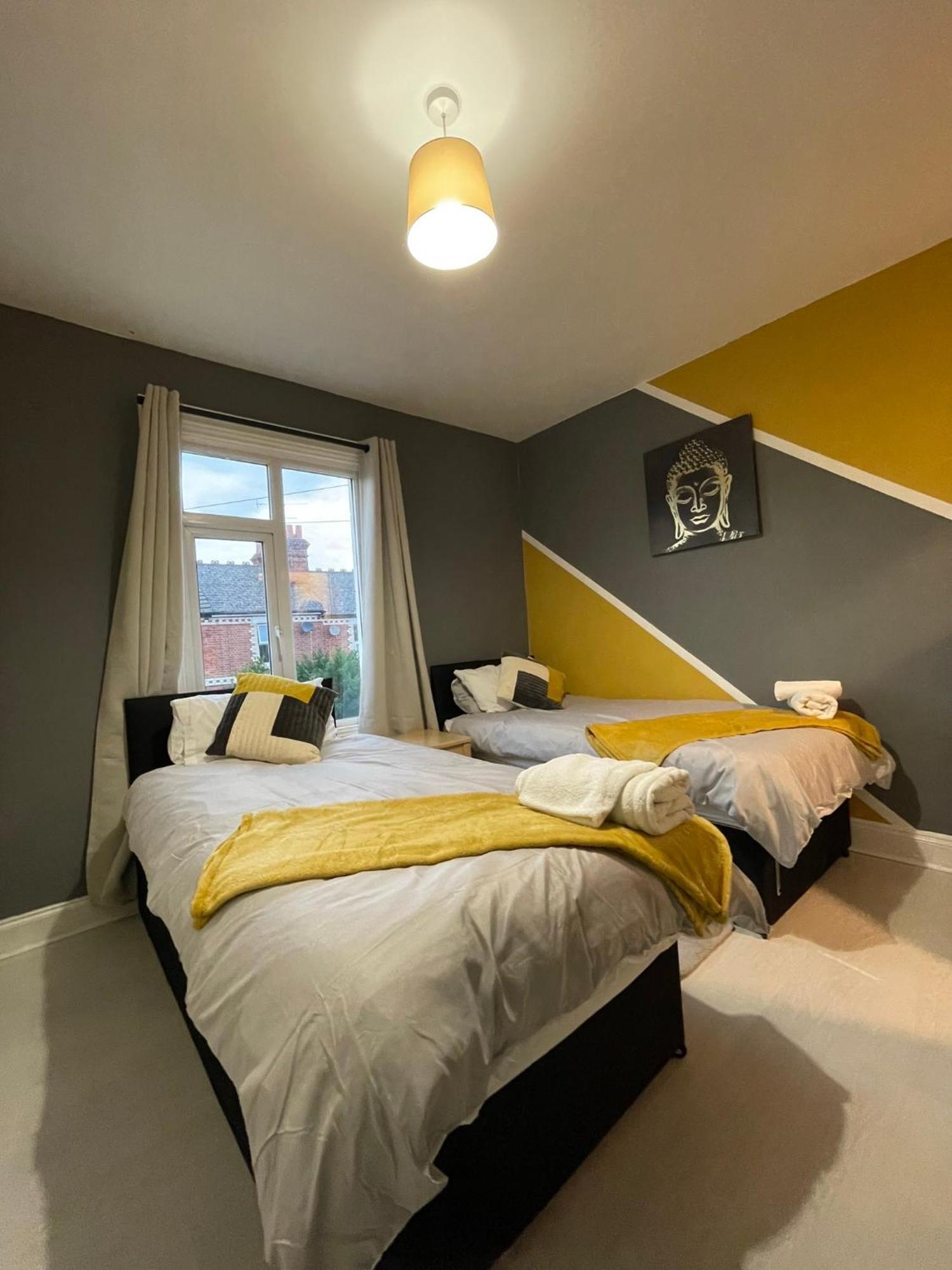 Home Sweet Home In Rg1 With Free Parking Reading Bagian luar foto