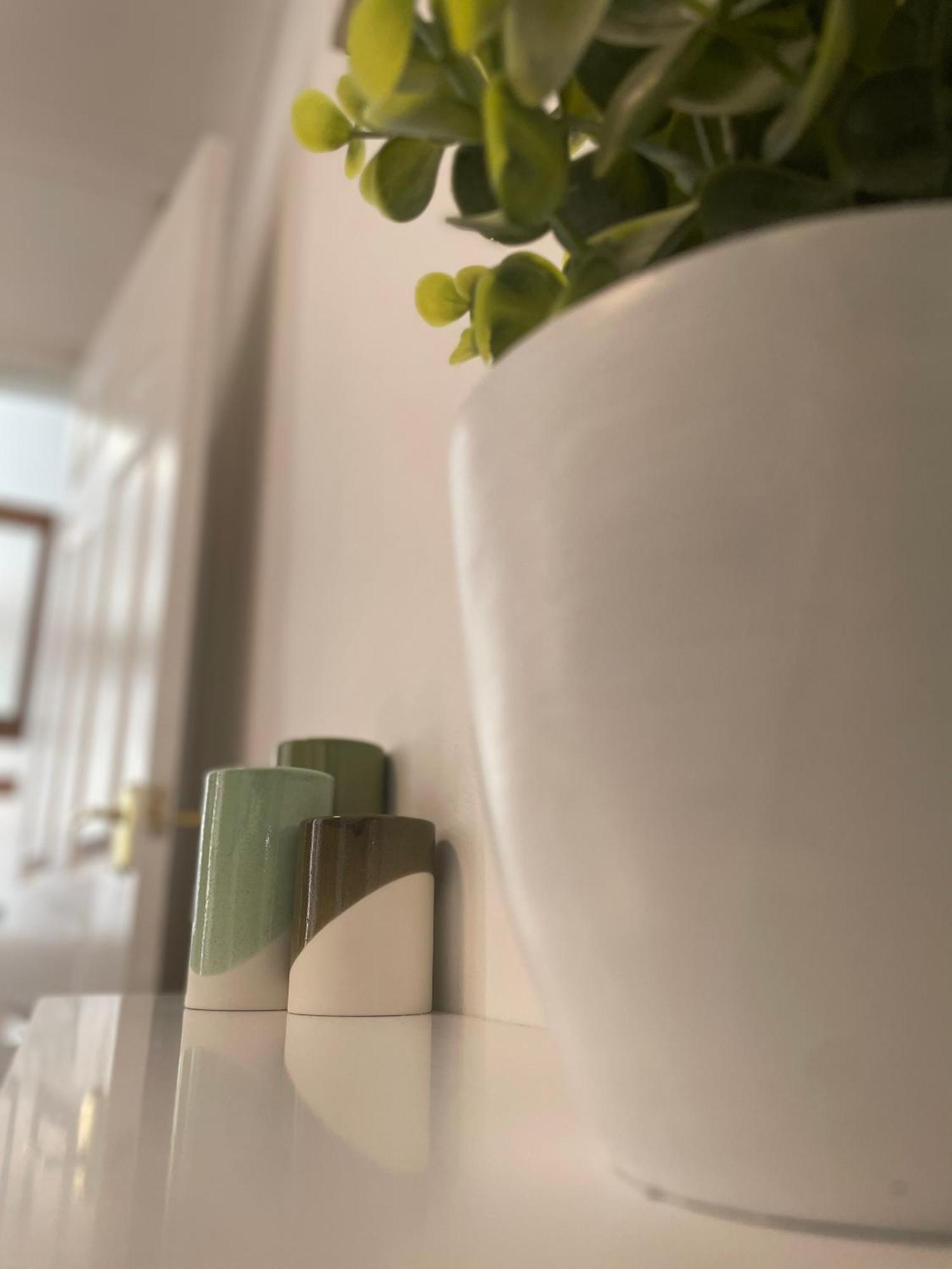 Home Sweet Home In Rg1 With Free Parking Reading Bagian luar foto