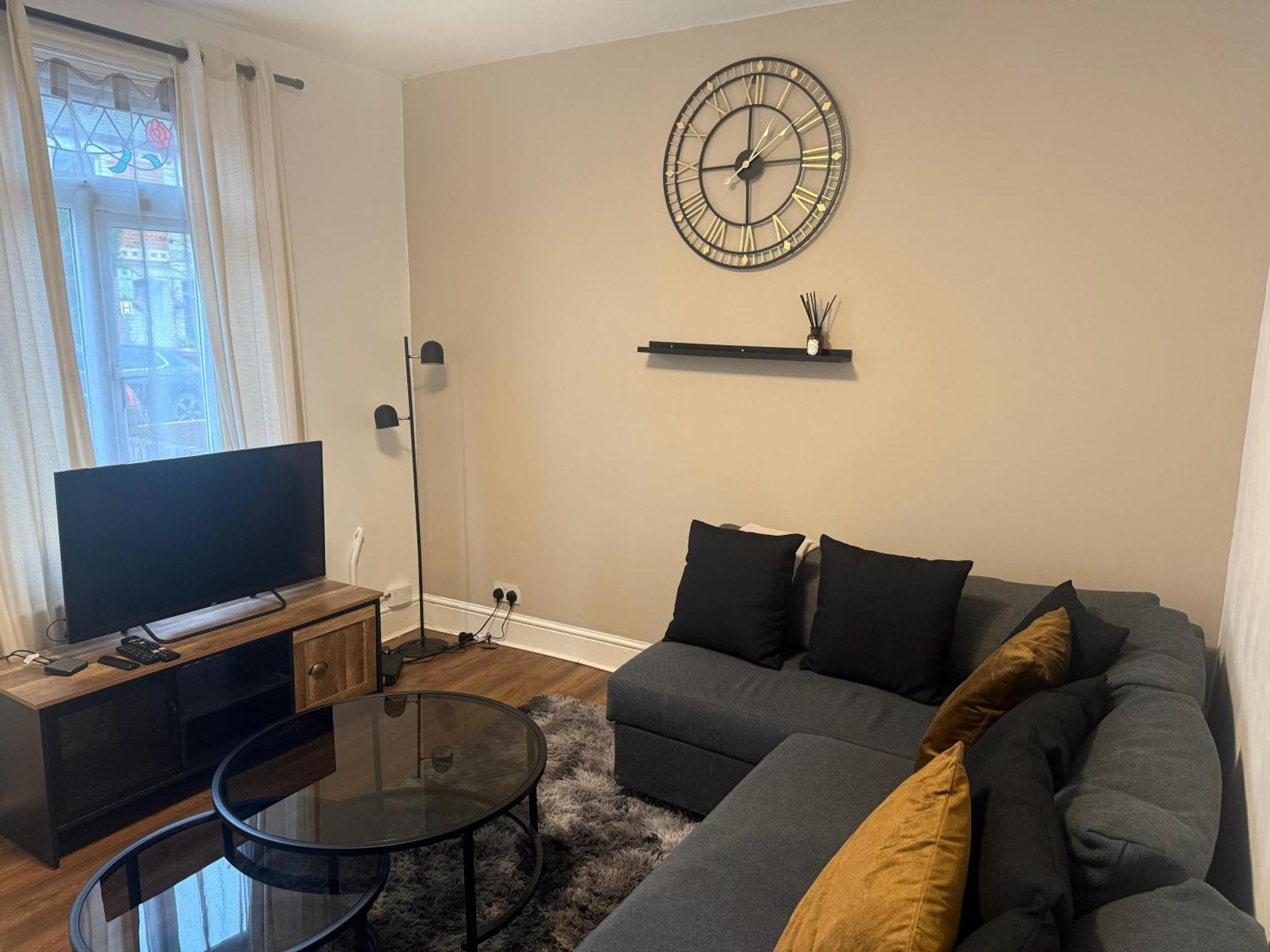 Home Sweet Home In Rg1 With Free Parking Reading Bagian luar foto